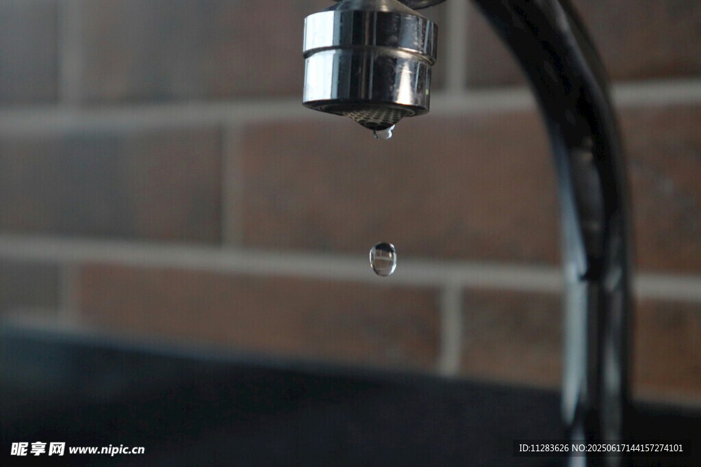 水龙头滴水瞬间
