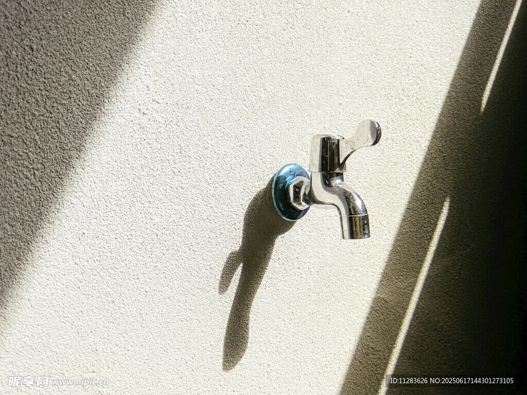 墙上的金属水龙头