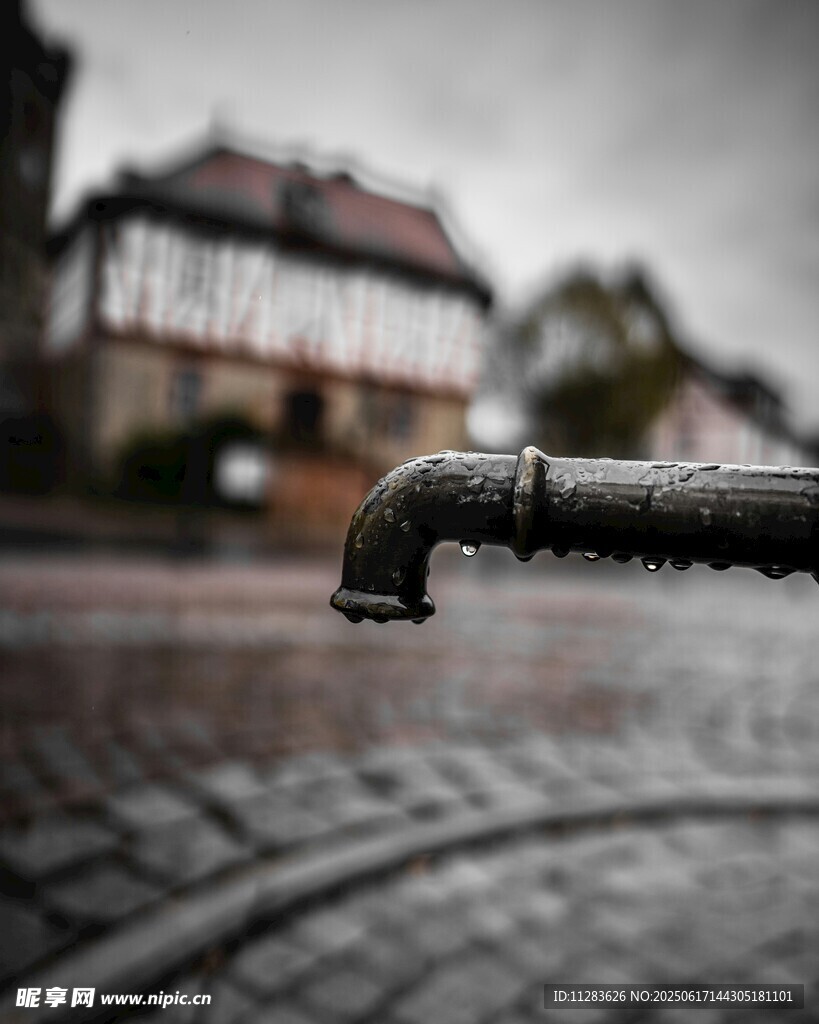 雨中滴水的户外水龙头