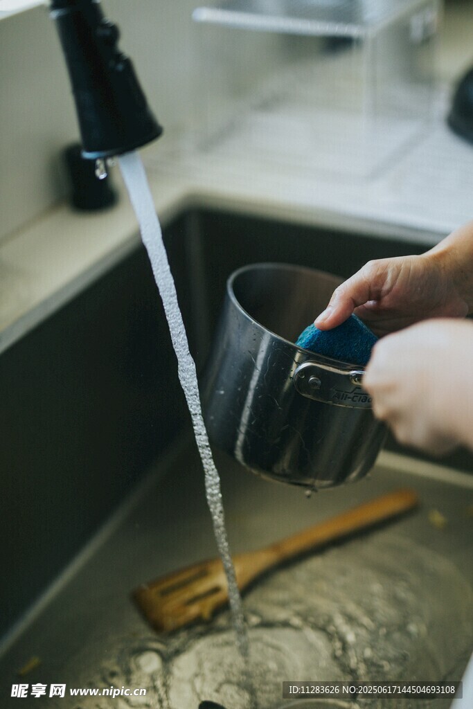 水槽边手持杯子接水场景