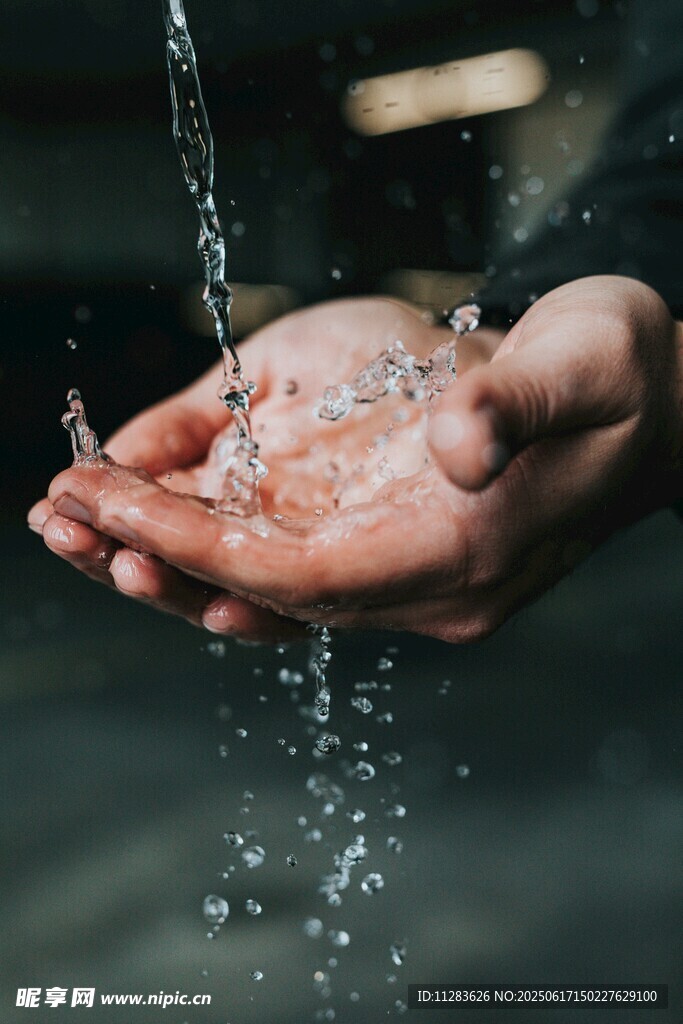 双手捧水溅起晶莹水珠