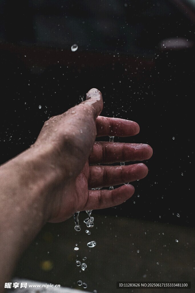 手掌接水溅起晶莹水珠
