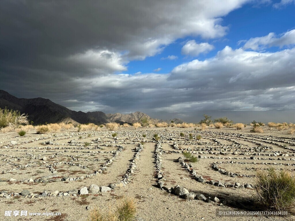 荒漠中的古老遗迹景观