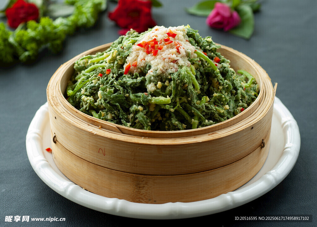 竹笼蒸制的鲜嫩翠绿蔬菜