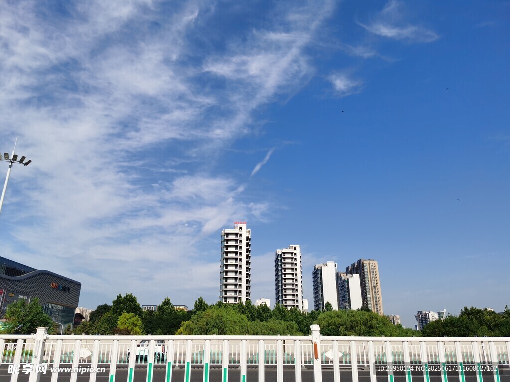 城市天际线与蓝天白云景观