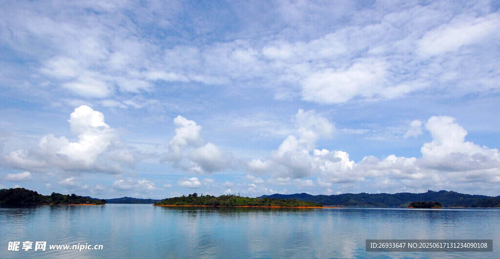宁静海岛湖景蓝天白云