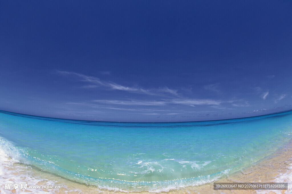 美丽海滩的蔚蓝海景