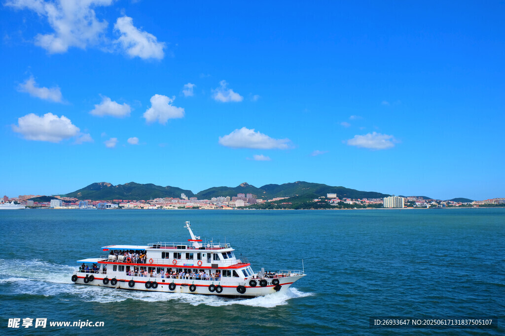 海上游船航行于蓝天碧海间