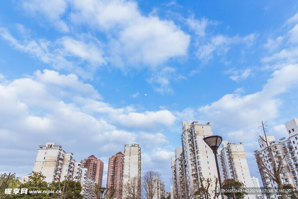 蓝天白云下的城市建筑群