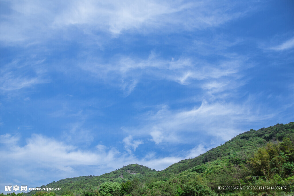 蓝天白云下的葱郁山峦