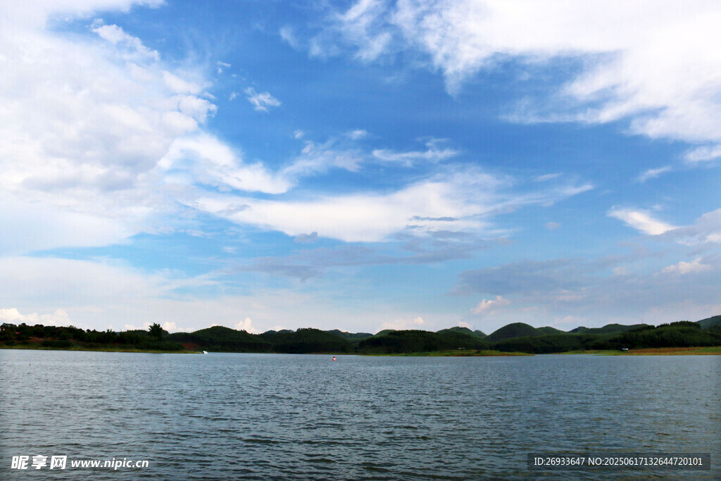 湖畔蓝天美景