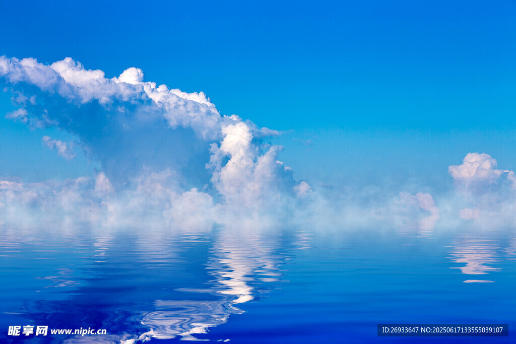 梦幻蓝天与水面倒影美景