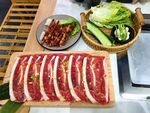 新鲜牛肉片与配菜组合