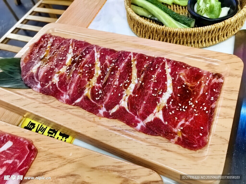 新鲜雪花牛肉切片展示