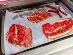 烤盘上的新鲜生肉片