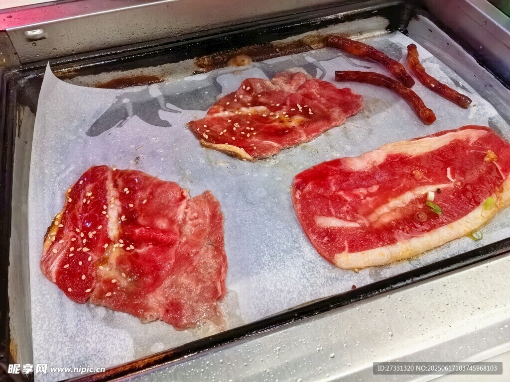 烤盘上的新鲜生肉片