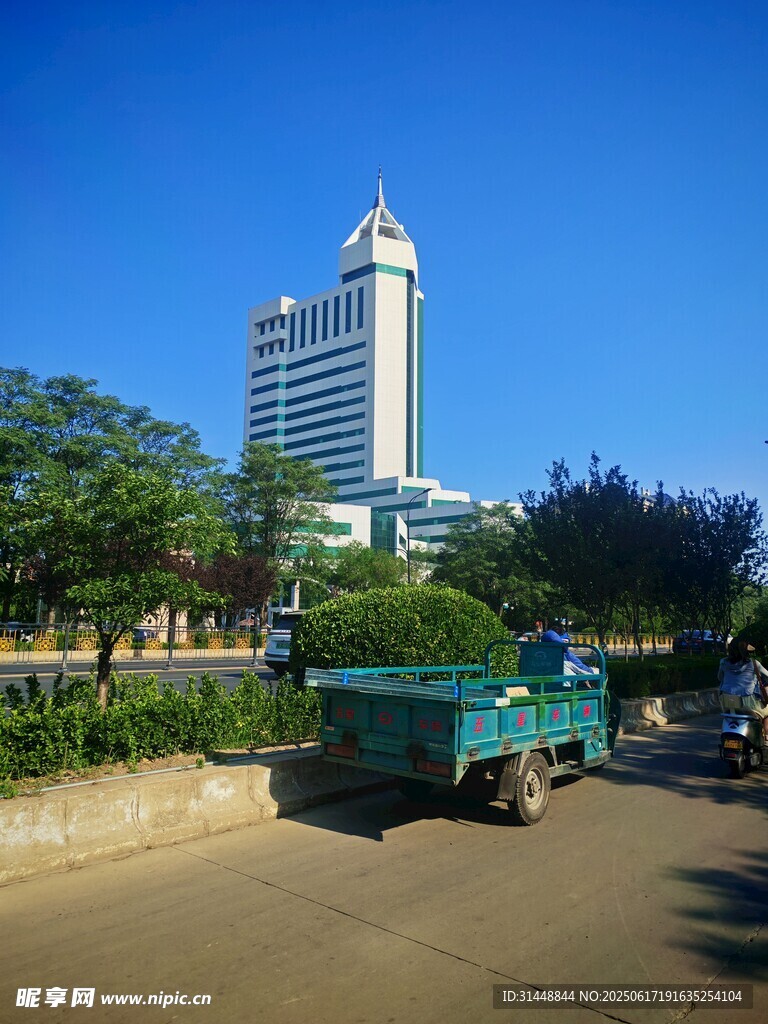 城市街景中的车辆与高楼