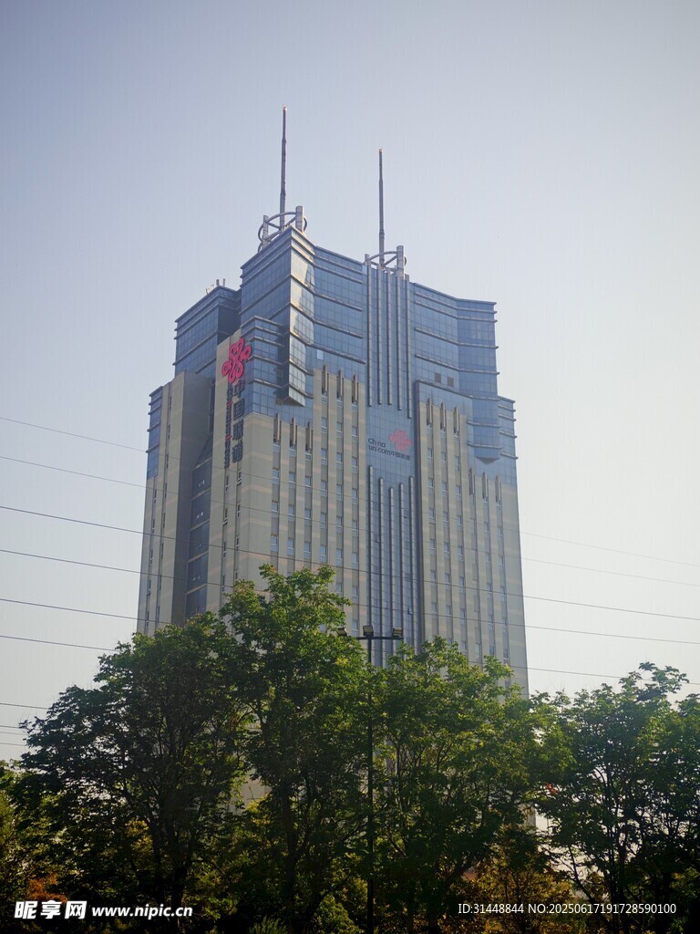 高耸入云的现代摩天大楼