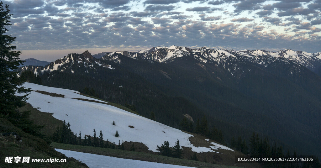雪山美景 山间初晓风光