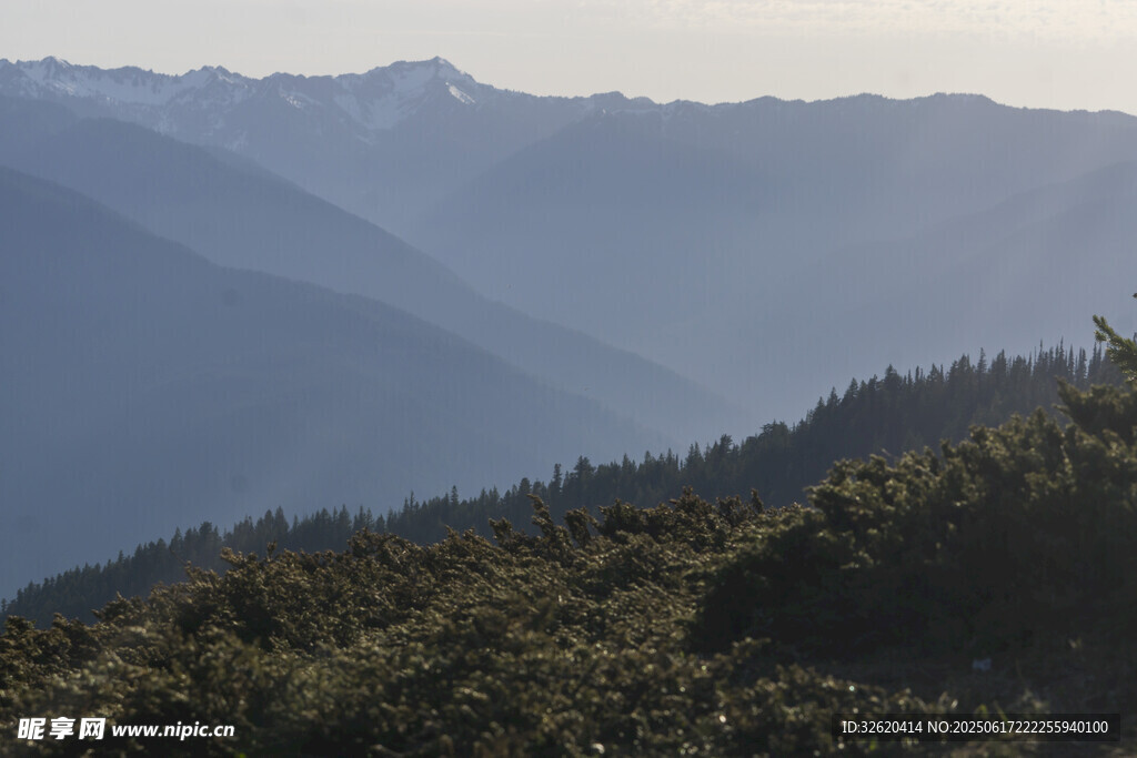 山峦叠翠间的自然美景