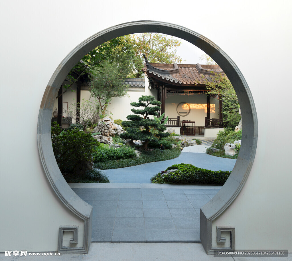 中式圆窗景中的雅致庭院