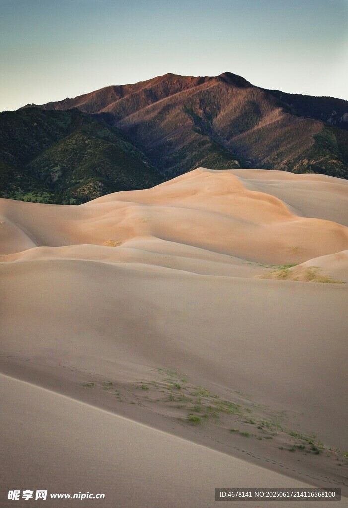 壮丽沙漠与远山景观