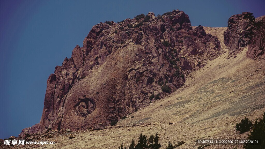 巍峨山峰景色壮丽