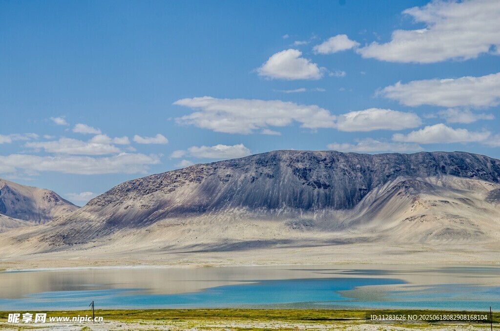 壮丽高原湖泊与远山景观