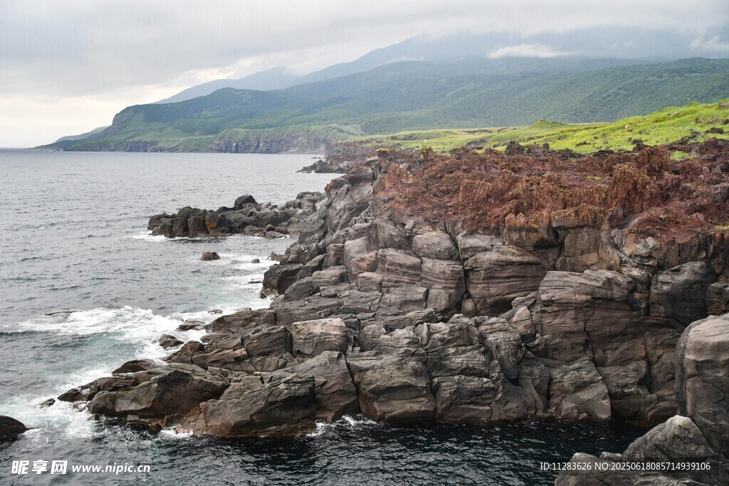 海岸边嶙峋岩石与辽阔大海
