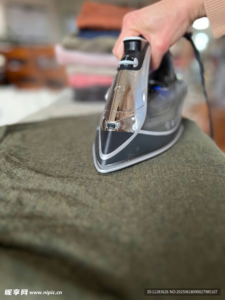 手持熨斗熨烫衣物
