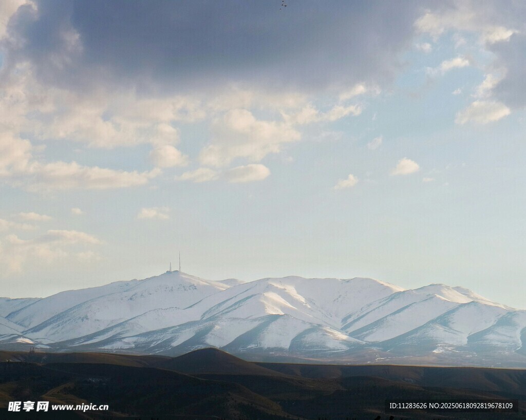 雪山远景