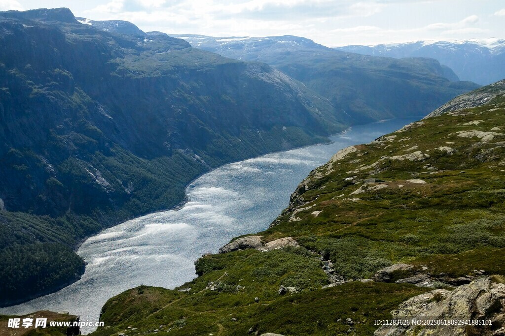 高山间的静谧湖泊美景