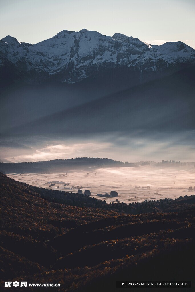 山间晨雾中的壮丽山脉景观