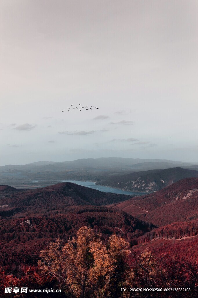 秋日山峦美景