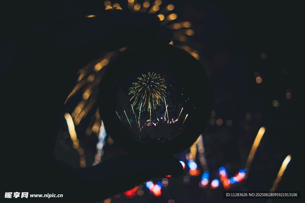 璀璨烟花绽放夜空