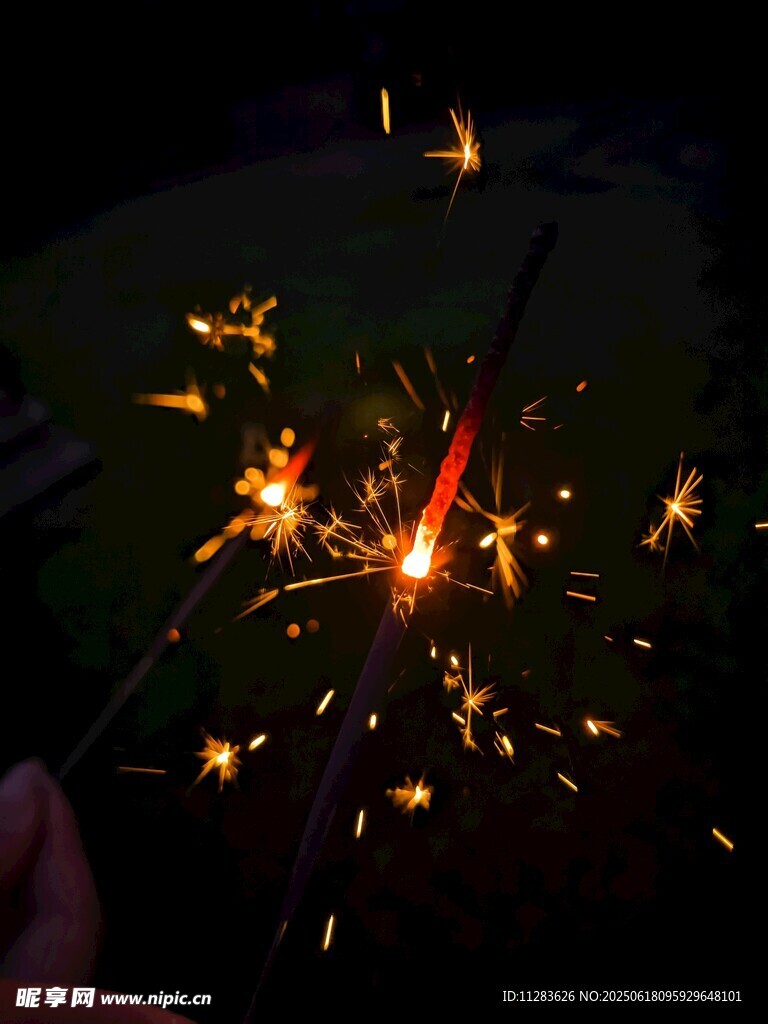 夜空中闪耀的绚烂仙女棒
