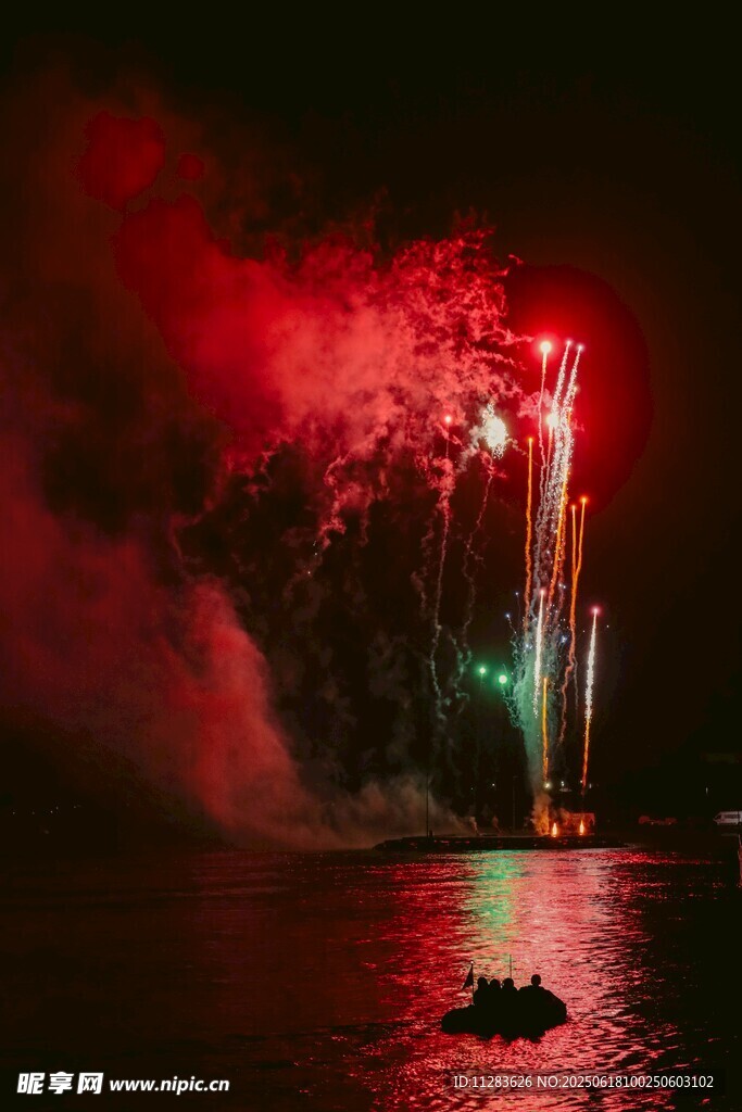 夜湖之上绚烂烟花绽放