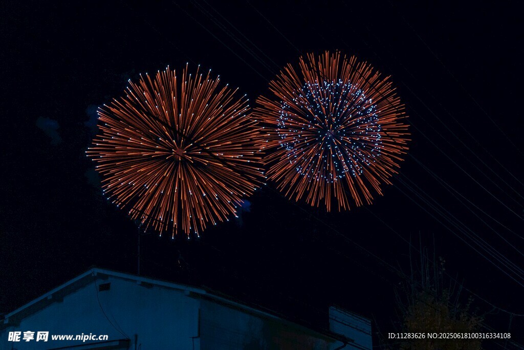 夜空中绚烂的双烟花