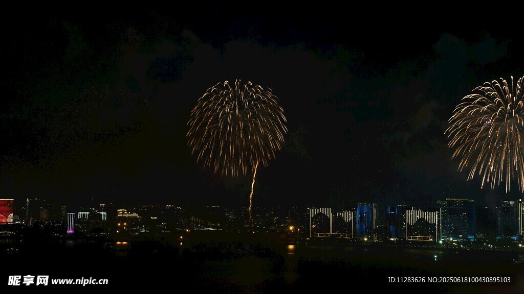 城市夜空绽放的绚烂烟花
