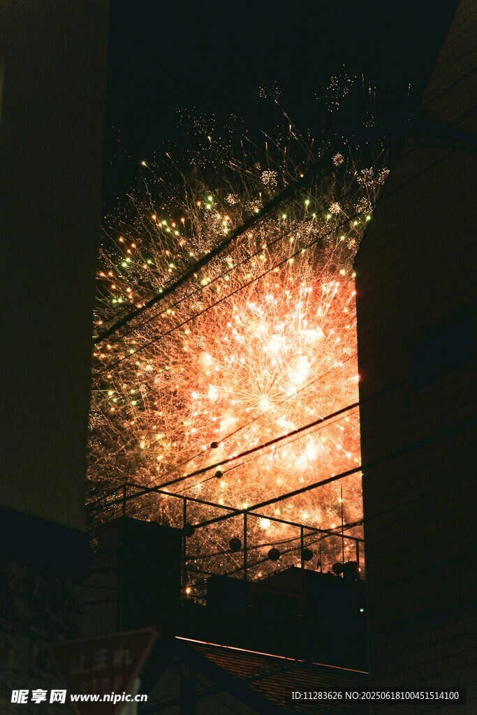 窗边赏绚烂烟花美景
