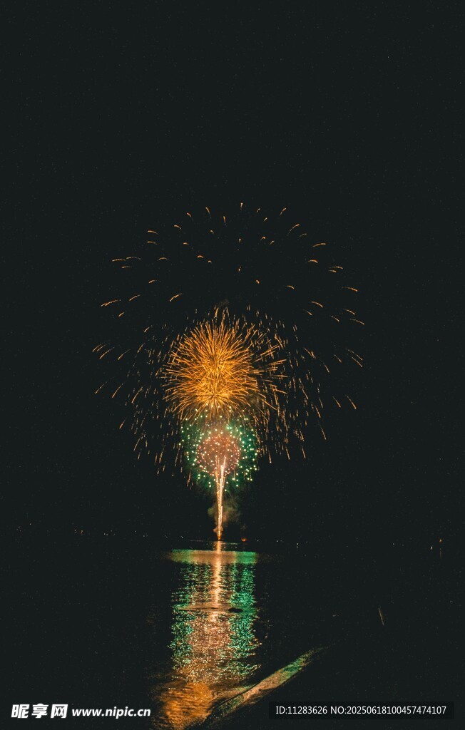 夜空中绚烂绽放的烟花倒影