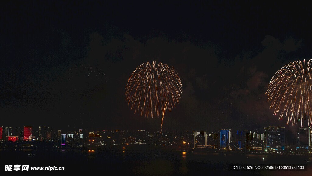 夜空中绚烂的城市烟花秀