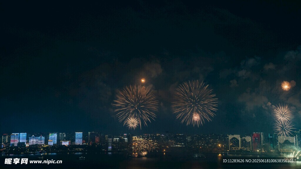 城市夜空绚烂烟花绽放