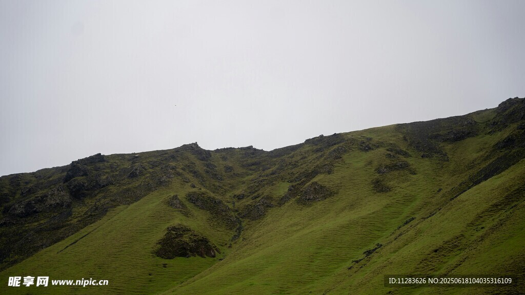 翠绿山峦美景