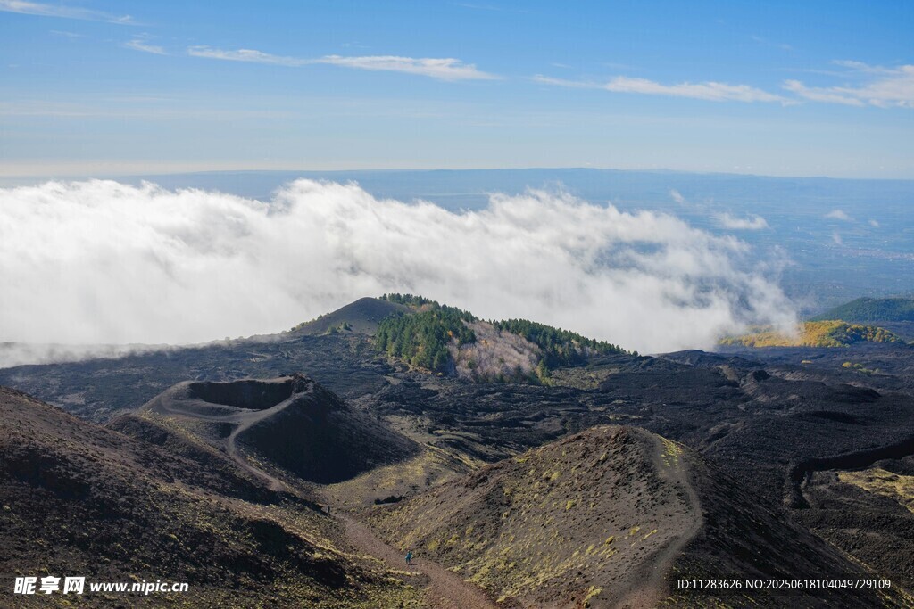 火山景观俯瞰壮丽云海