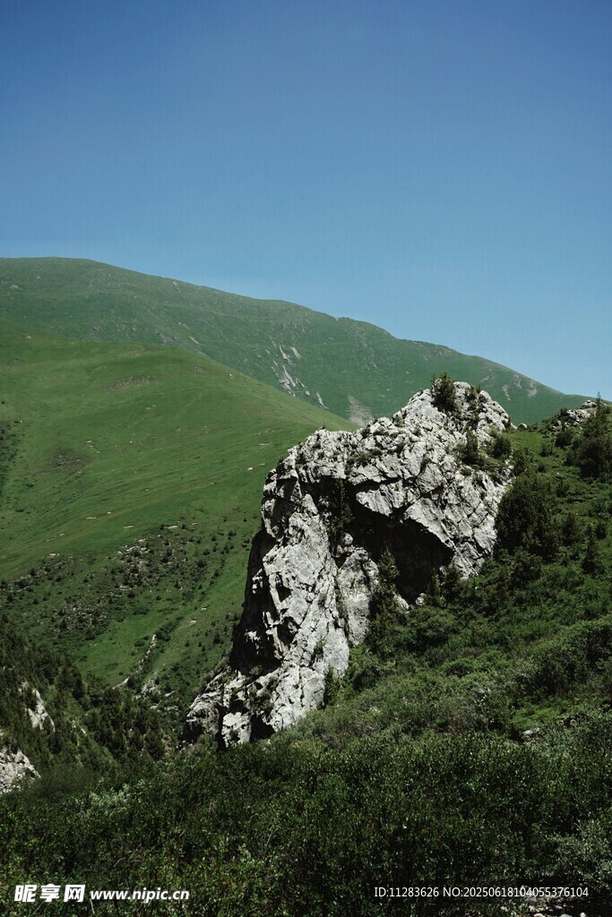 山间嶙峋怪石与葱郁绿野