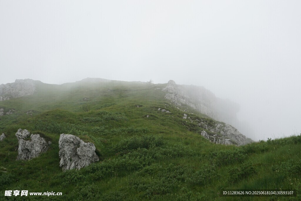 云雾缭绕的青山美景