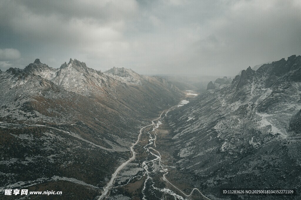 云雾缭绕的壮美山间公路