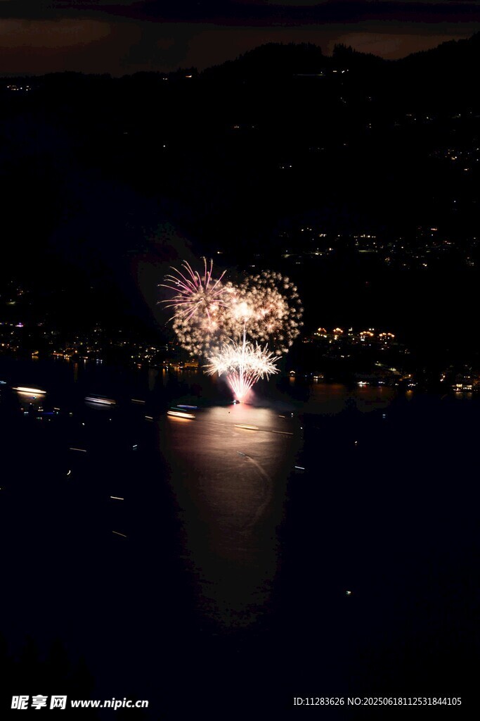 夜湖之上绚烂烟花绽放