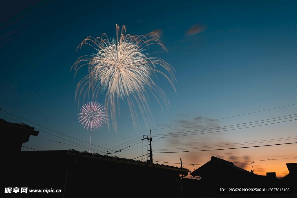 夕阳下绽放的绚烂烟花